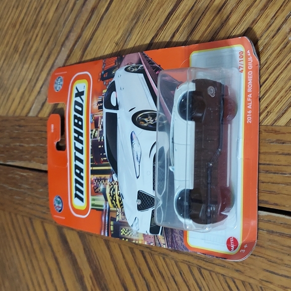 Matchbox 2016 Alfa Romeo Giulia - Picture 6 of 7